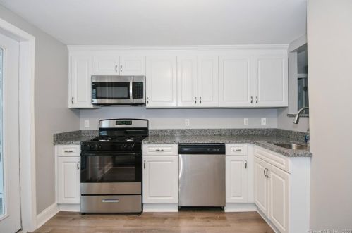 64 West St, Manchester, CT 06043-7712