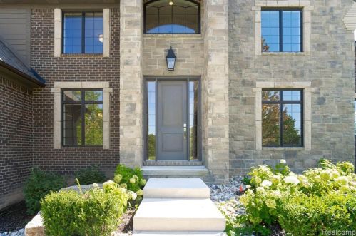 3883 Coachwood Ln, Rochester, MI 48309-1064