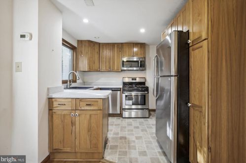 5823 Monticello Rd, Alexandria VA 22303-1302 exterior