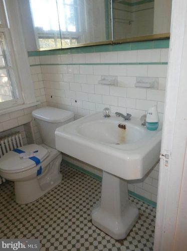 10408 New Hampshire Ave, Silver Spring MD 20905-3918 exterior