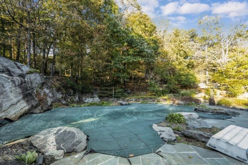 16 Hemlock Holw Rd, Armonk NY 10504-3009 exterior