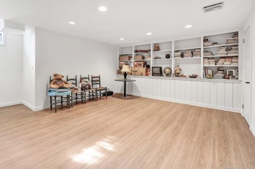 280 Shagbark Dr, Derby CT 06418-2627 exterior