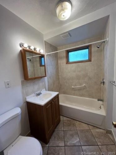 52 Chapel St, Derby CT 06418-2107 exterior