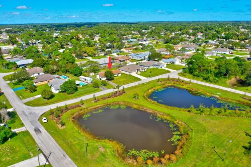 581 Ferris Dr, Fort Pierce FL 34983-8631 exterior