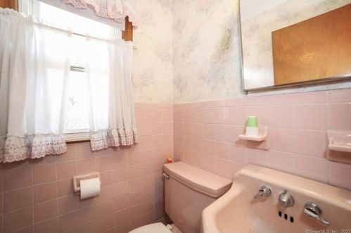 7 Curtis Ct, North Haven CT 06473-3921 exterior