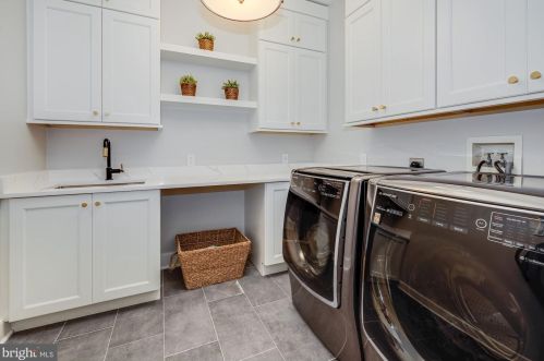 9000 Congressional Pkwy, Rockville MD  20854-4610 exterior