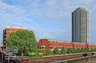 400 Clinton St, Chicago IL  60607-3803 exterior