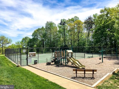 6026 Lands End Ln, Alexandria VA 22315-2669 exterior