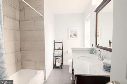 2342 Carpenter St, Philadelphia PA 19146-2418 exterior