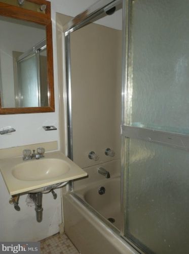 10408 New Hampshire Ave, Silver Spring MD 20905-3918 exterior