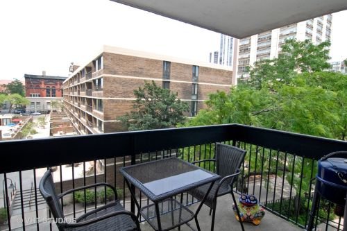 1460 Sandburg Ter, Chicago IL 60610-7688 exterior