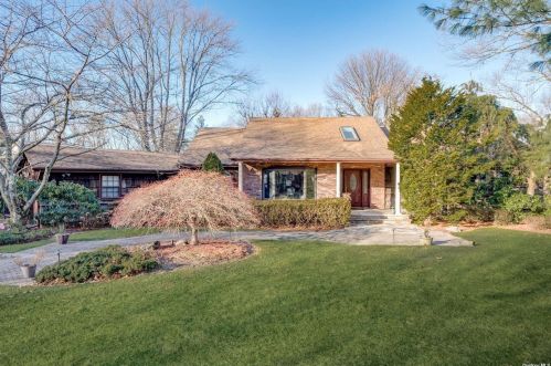 11 Round Tree Dr, Huntington Station, NY 11747-3314