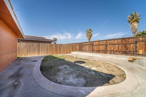 1437 Lake St, Bakersfield CA 93305-4841 exterior