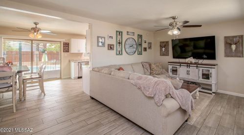 6733 Calle Luna, Tucson, AZ 85710-5633