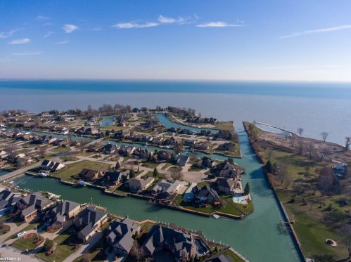 33654 Lotties Dr, New Baltimore MI 48047-2378 exterior