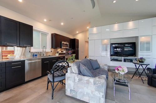 1 Indian Ter, Middletown RI 02842-5721 exterior