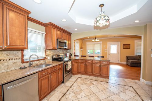 101 17th St, Babylon, NY 11704-2721