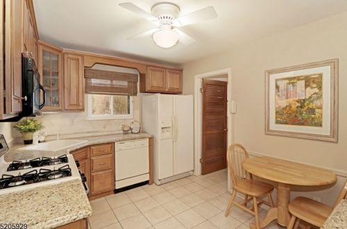 13 Castle Rdg Dr, East Hanover NJ 07936-3558 exterior