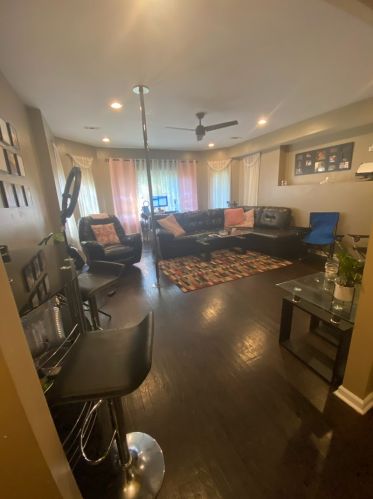 7651 Kingston Ave, Chicago, IL 60649-4207