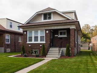 8404 Rhodes Ave, Chicago IL  60628-2939 exterior