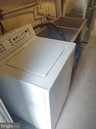 6658 Erdrick St, Philadelphia PA 19135-1604 exterior