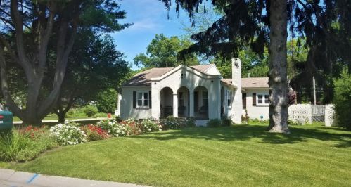 660 Plymouth Dr, Meskegon, MI 49445-2857