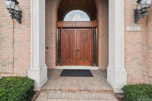 2511 Golf Crst Dr, Rochester MI 48309-4063 exterior