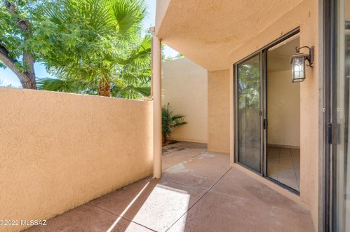 5675 Camino Esplendora, Tucson AZ  85718-4501 exterior