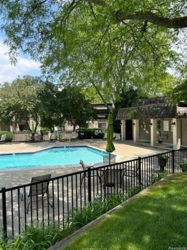 1201 Oakwood Ct, Rochester MI 48307-2539 exterior