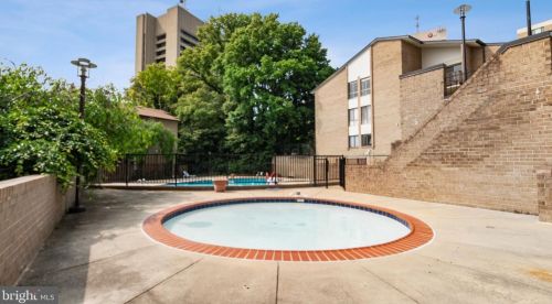 4 Monroe St, Rockville MD 20850-2519 exterior