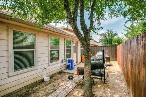 9945 Crystal Vly Way, Dallas TX 75227-5235 exterior