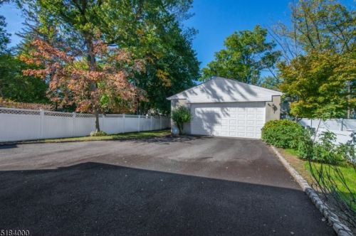 29 Westminster Ter, Town Center NJ 07052-2735 exterior