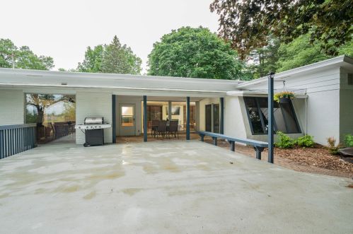 4318 Lakeside Dr, Kalamazoo, MI 49008-2803