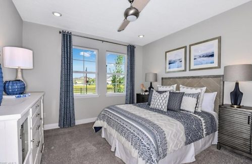 2026 Grv Dr, Naples FL 34120-1424 exterior