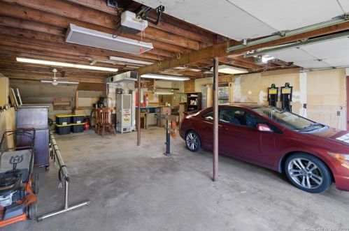 158 Center St, Windsor Locks CT 06096-2409 exterior