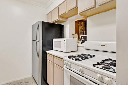 588 165th St, Bronx NY 10459-3273 exterior