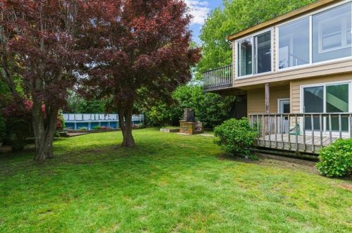 10 Beacon Ter, Middletown RI 02842-4808 exterior