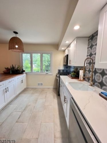 7 Heritage Dr, Green Brook NJ  08812-2308 exterior