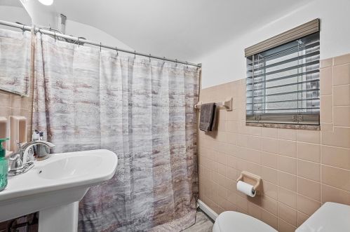 222 Meadowdell Dr, Pittsburgh PA  15227-4018 exterior