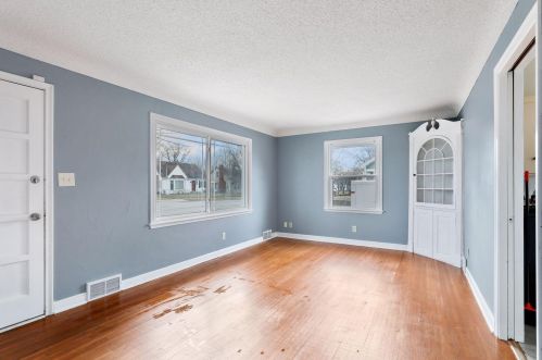 1349 6 St, Saint Paul MN 55106-4801 exterior