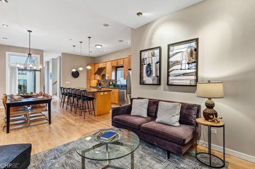 1506 Wolfram St, Chicago IL 60657-4017 exterior