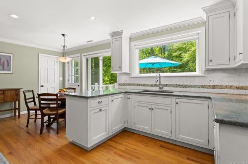 1 Elizabeth Pl, Armonk NY 10504-1428 exterior