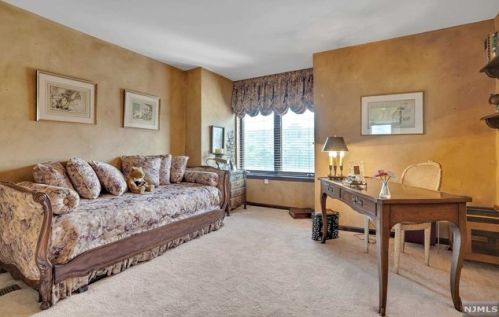 315 Livingston Ct, Edgewater NJ 07020-1639 exterior