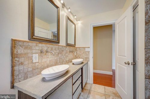 985 6th St, Philadelphia PA  19123-1405 exterior