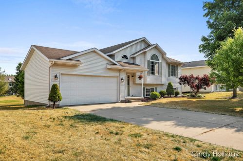 553 Sunmeadow Dr, Grand Rapids, MI 49508-7710