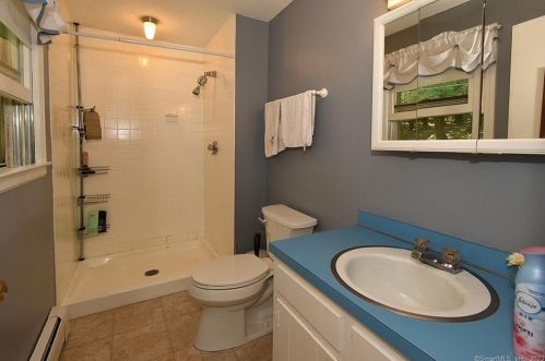 16 Ladd Rd, Ellington CT 06029-3104 exterior