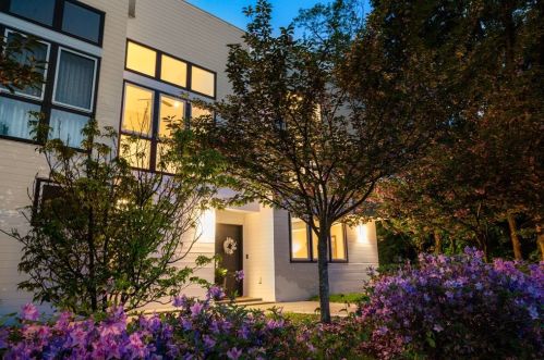 1192 Beacon St, Newton MA 02461-1103 exterior