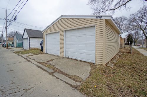4876 41, Milwaukee WI 53209-5208 exterior