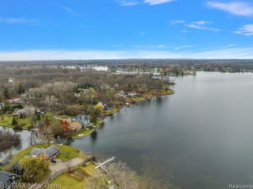 692 Appalachi St, Walled Lake MI  48390-1005 exterior