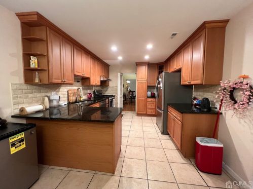 23 Hickory Hollow Ct, Edison NJ  08820-1071 exterior